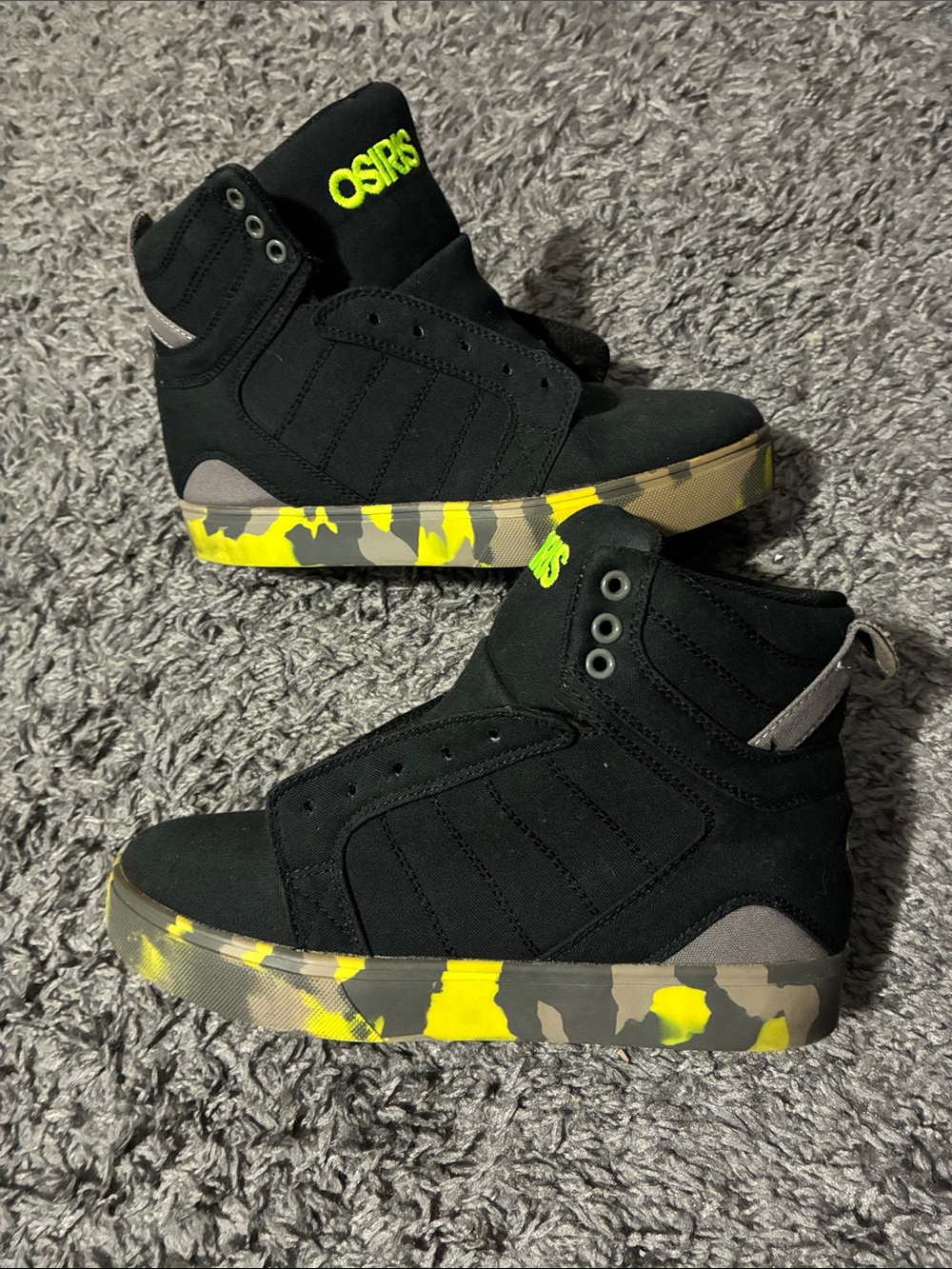 Osiris high top skate shoes